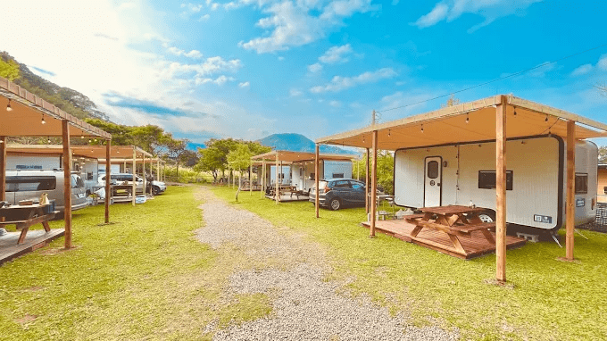 從宜蘭到苗栗的露營車路途中漫步光影與綠意，用一段緩慢而自在的旅行重新靠近自然