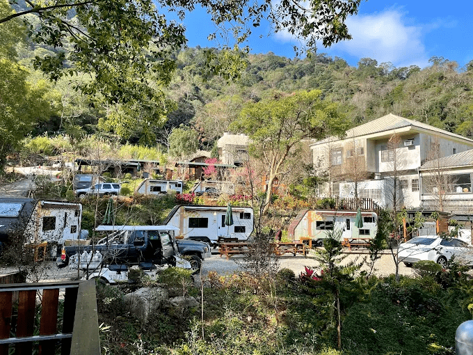 從宜蘭到苗栗的露營車路途中漫步光影與綠意，用一段緩慢而自在的旅行重新靠近自然