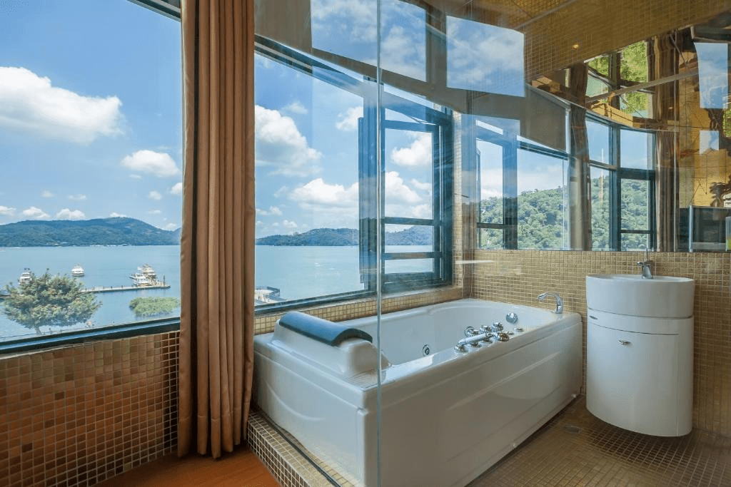 沿著湖岸出發前往日月潭，挑一間讓你願意慢下來的湖景住宿住一晚