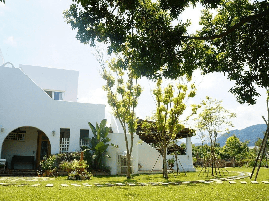 帶著想放鬆的心往南投出發，在山風與湖色之間挑一間能陪你安穩旅行的住宿選擇