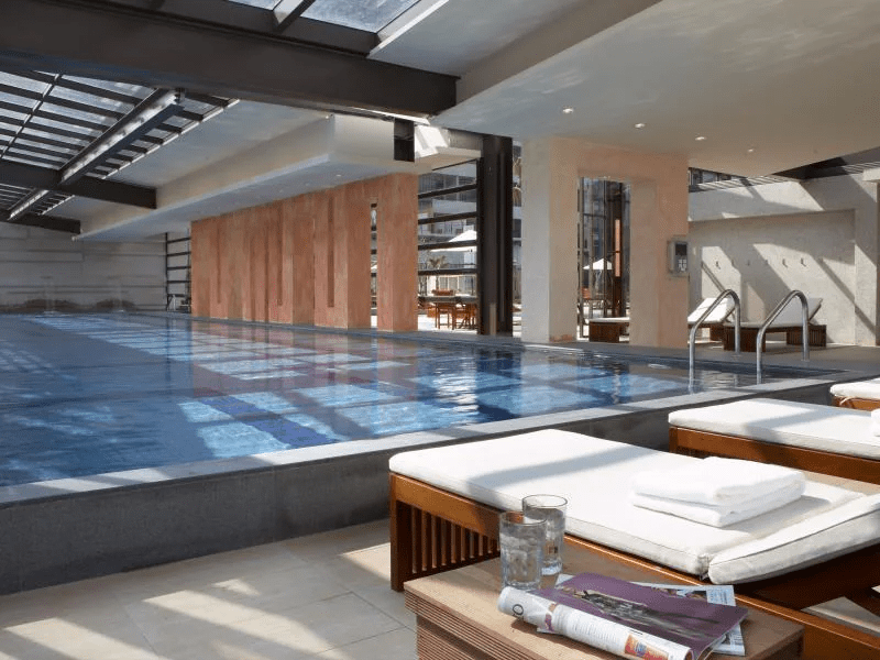 把秋天的風帶進宜蘭的住宿裡，讓房內的溫泉與窗外的山景陪你過一個真正放鬆的假期