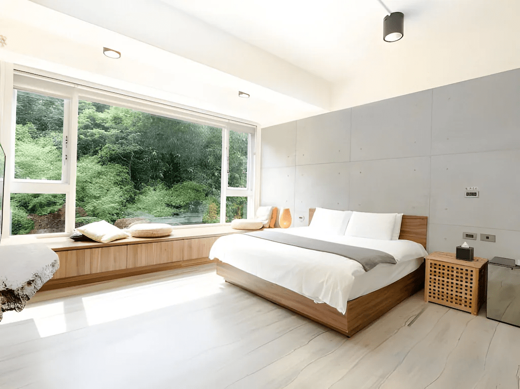 在日月潭住上一晚，看湖面在午後亮起波光、讓旅程在這些靜緩的住宿裡悄悄展開