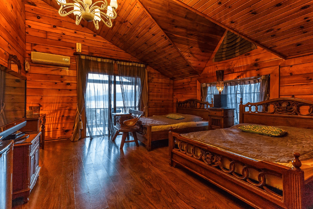 在日月潭住上一晚，看湖面在午後亮起波光、讓旅程在這些靜緩的住宿裡悄悄展開