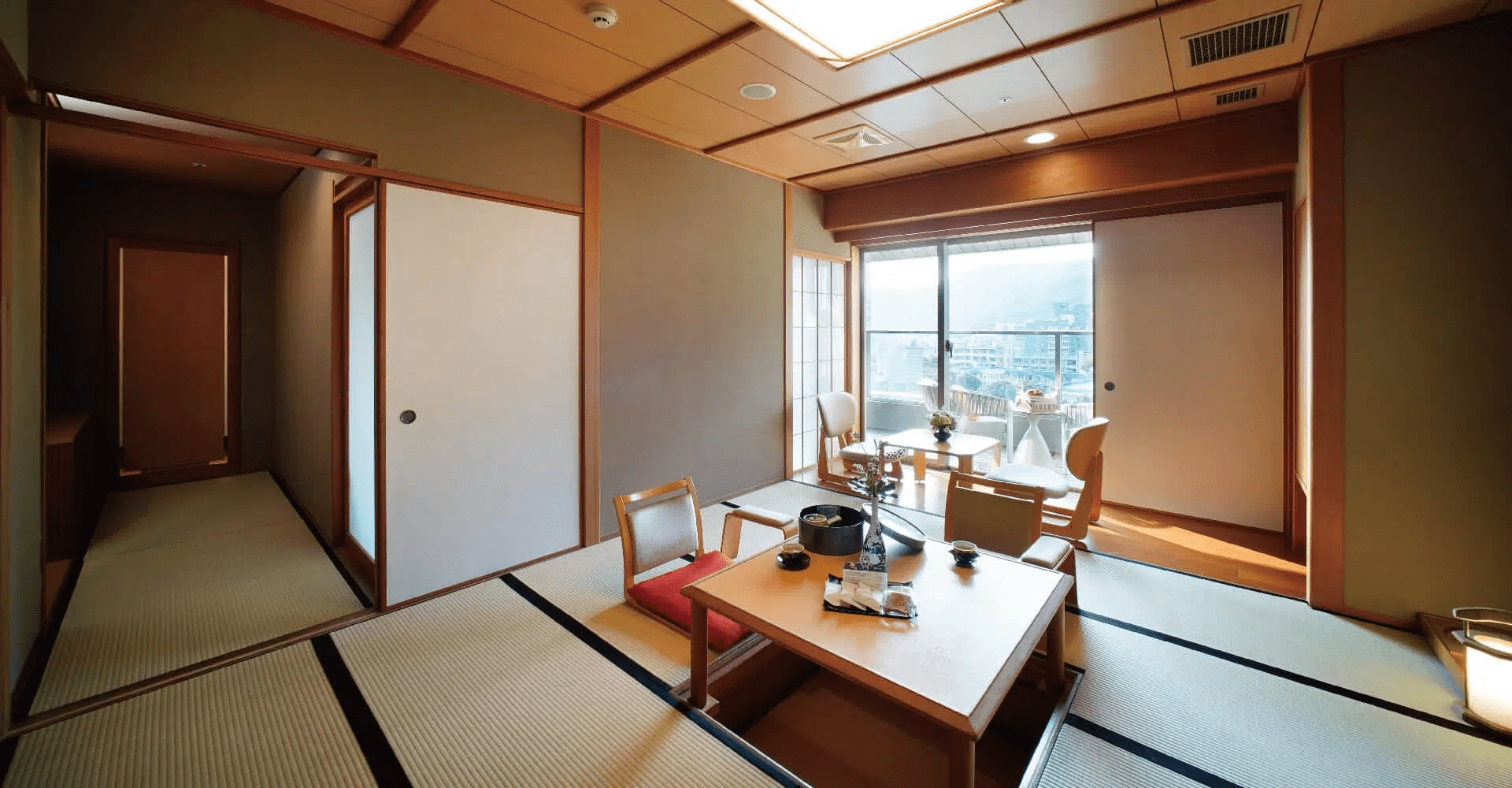 在台灣溫泉飯店迎著季節暖意出發，一路走進日月潭到谷關的柔光裡放慢步伐