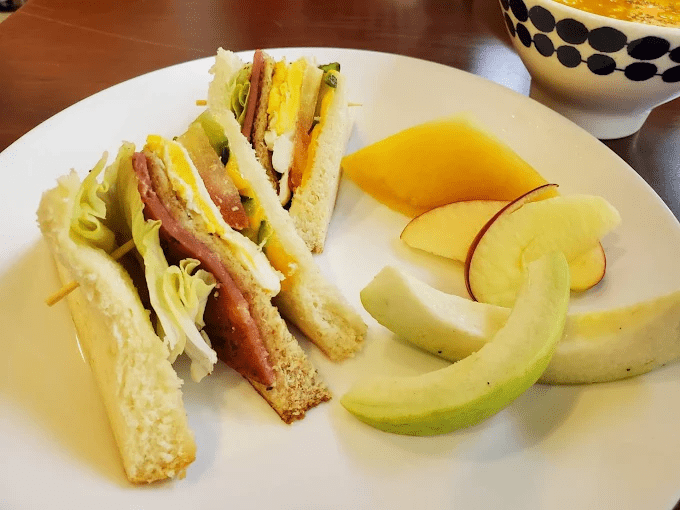 沿著七星潭的光走向海邊,在那山吶海人文旅宿把旅程放慢成一段柔軟的夜晚