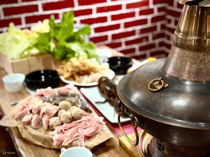 沿著汶水溪走進苗栗泰安溫泉的夜色裡,讓身體在暖湯與山風之間找到重新安靜的節奏