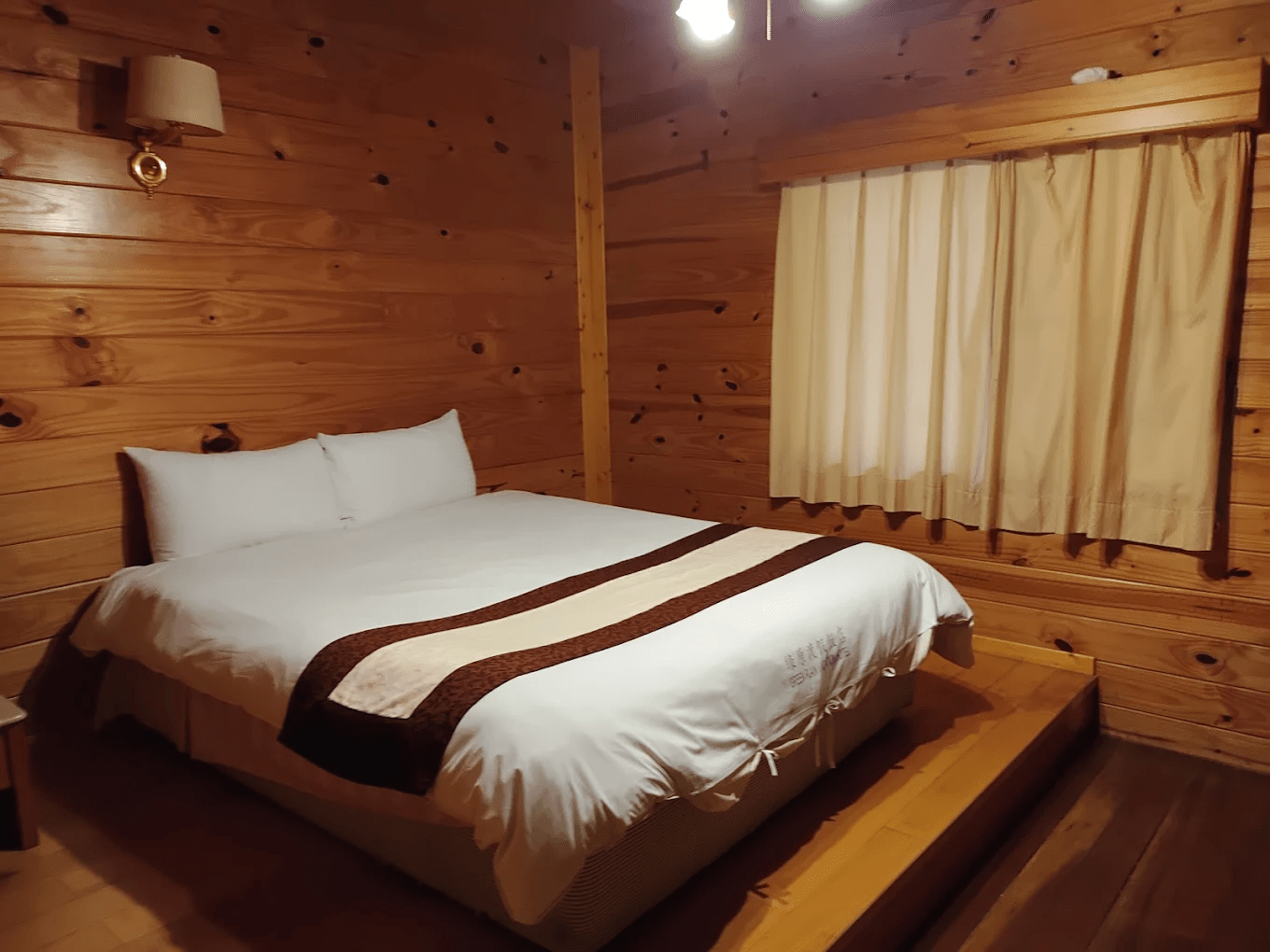 房內採光通透，開窗即是綠意