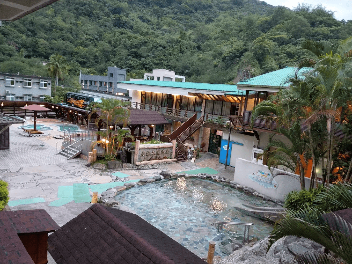 飯店內設施完善的溫泉池