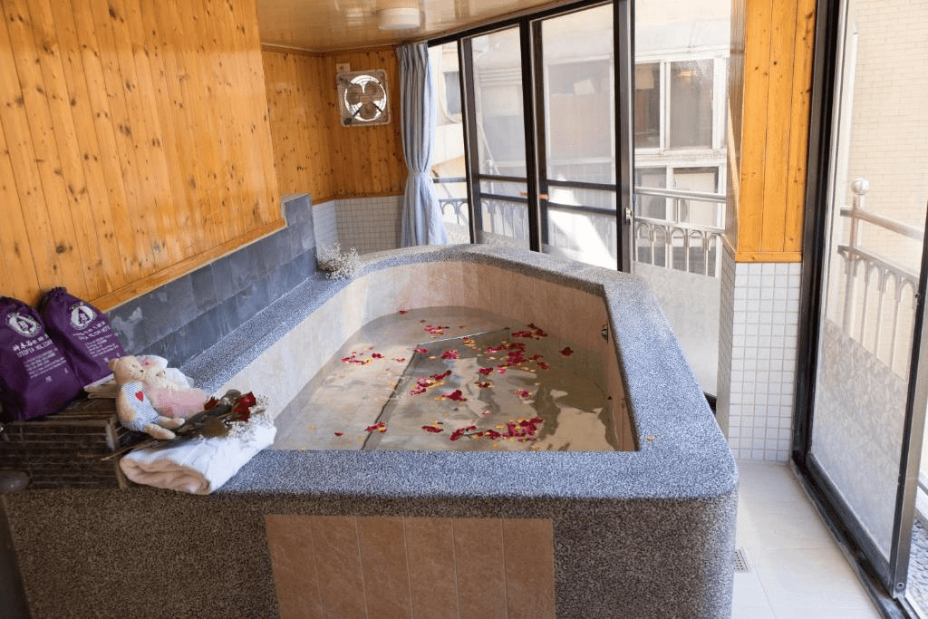 午後霧起時，走進谷關的湯屋，讓身體重新學會慢下來