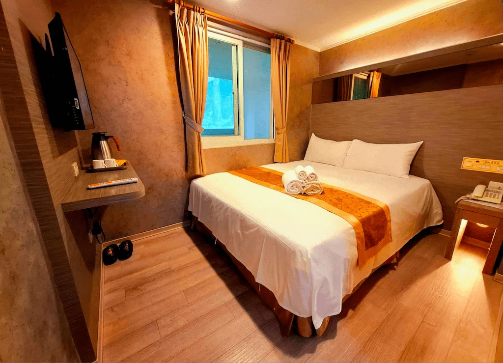 沿著清晨的山路慢慢往上走,在阿里山的住宿裡迎接第一道穿過雲霧的暖光