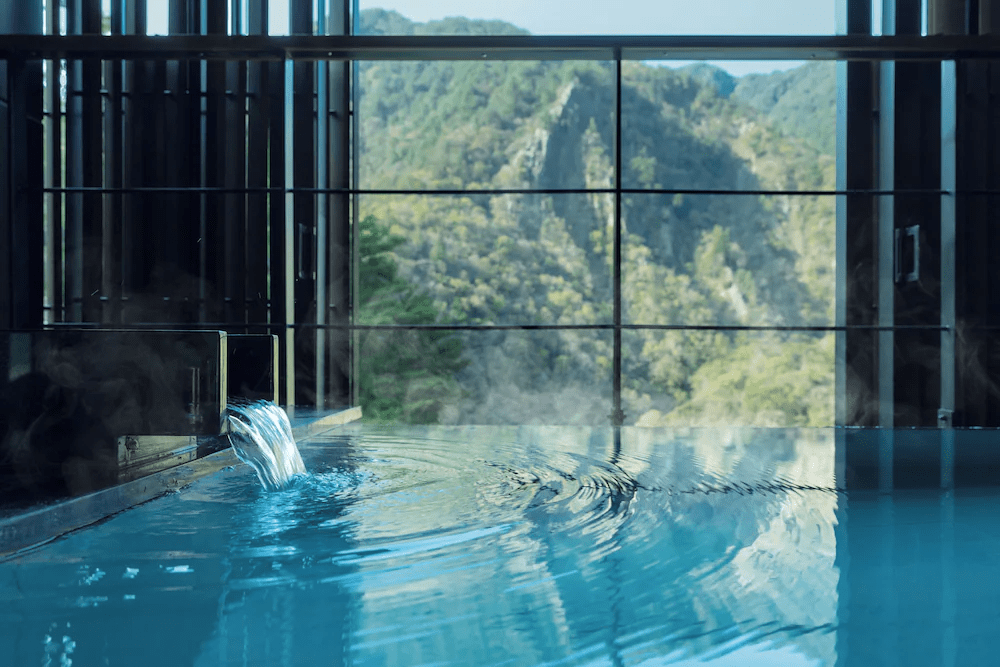 在谷關的山霧間找到放鬆位置，住進這五間溫泉飯店感受一天被溫暖包住的幸福