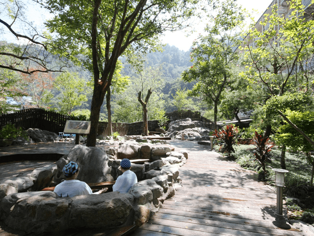 在谷關的山霧間找到放鬆位置，住進這五間溫泉飯店感受一天被溫暖包住的幸福