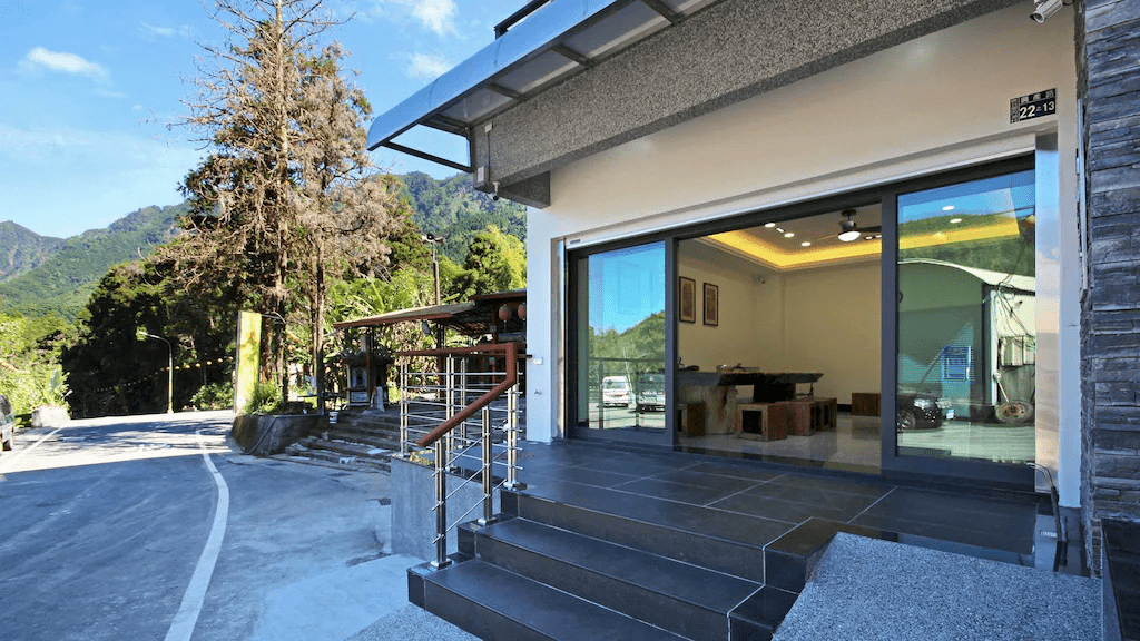 早晨推開房門看見山色微亮，在溪頭心之境民宿開始屬於自己的輕慢森林日常