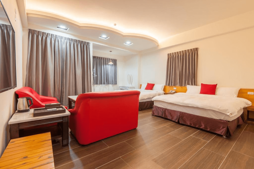 早晨推開房門看見山色微亮，在溪頭心之境民宿開始屬於自己的輕慢森林日常