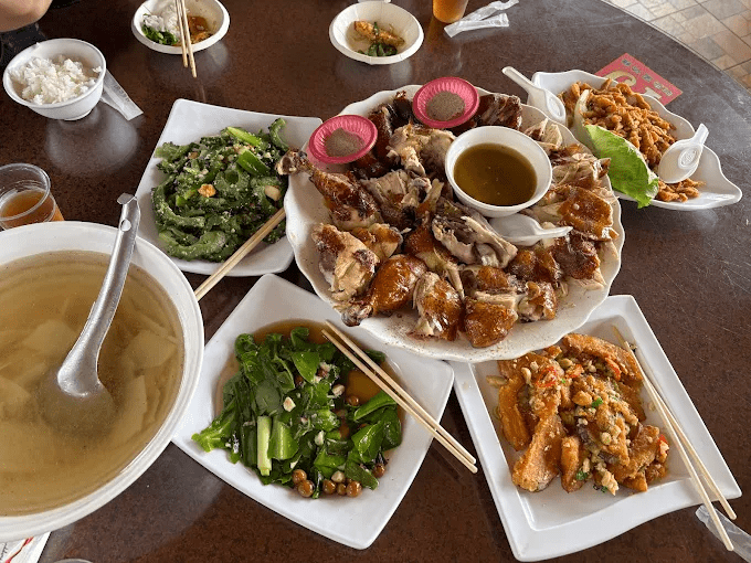 早晨推開房門看見山色微亮，在溪頭心之境民宿開始屬於自己的輕慢森林日常