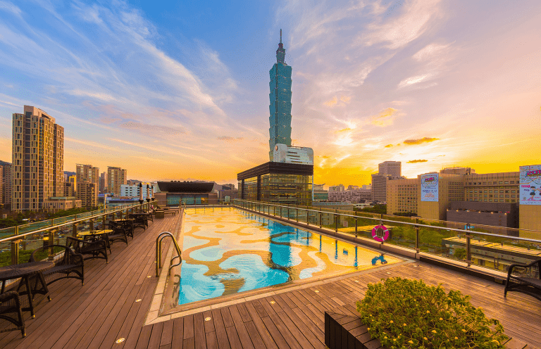 住進台北的溫柔光裡，走進台北艾麗希爾頓，一夜住進信義的光影與木香