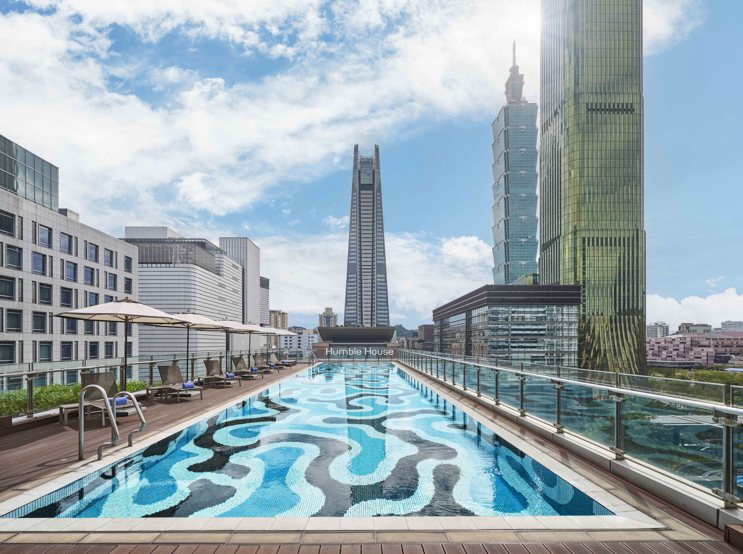 住進台北的溫柔光裡，走進台北艾麗希爾頓，一夜住進信義的光影與木香