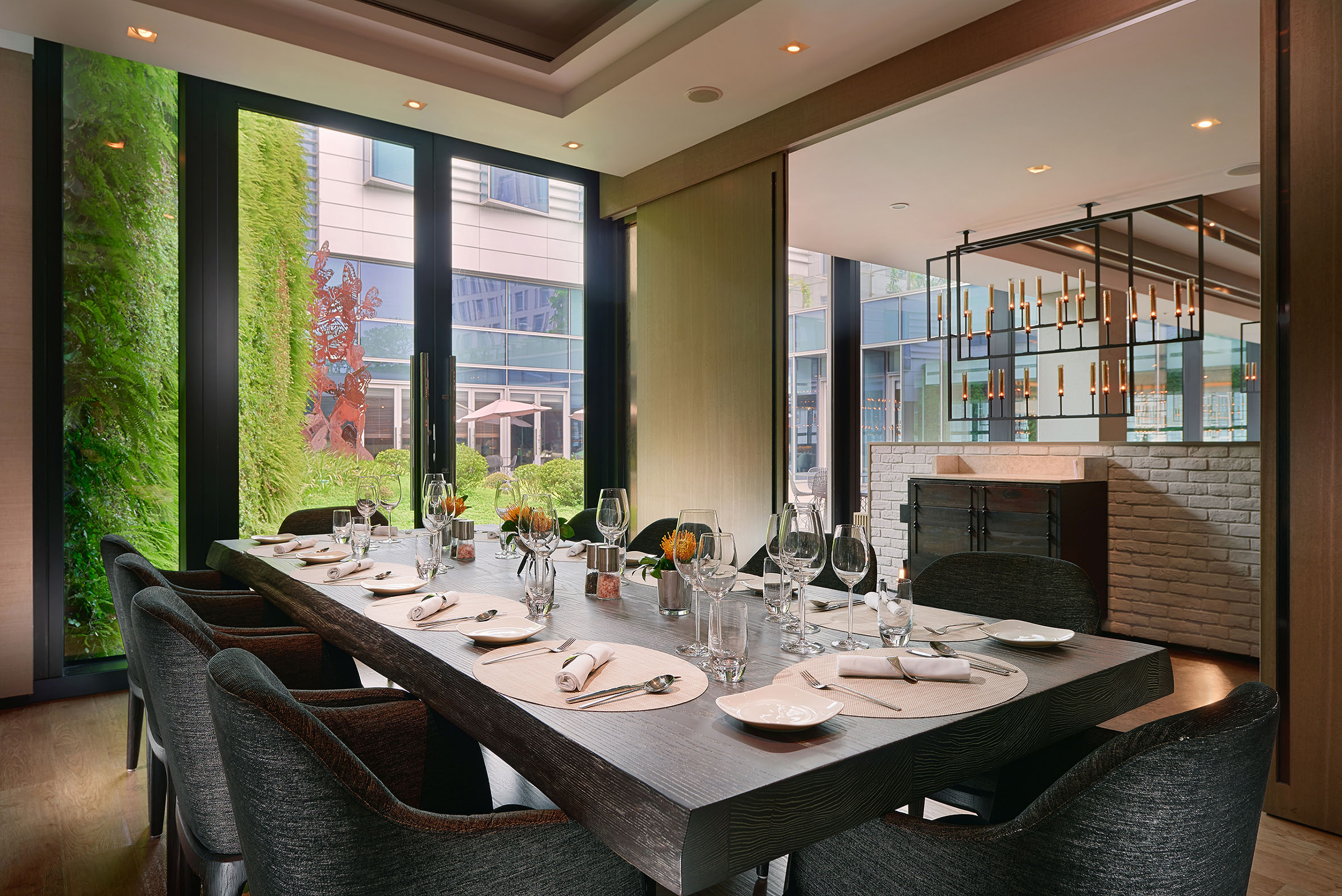 住進台北的溫柔光裡，走進台北艾麗希爾頓，一夜住進信義的光影與木香