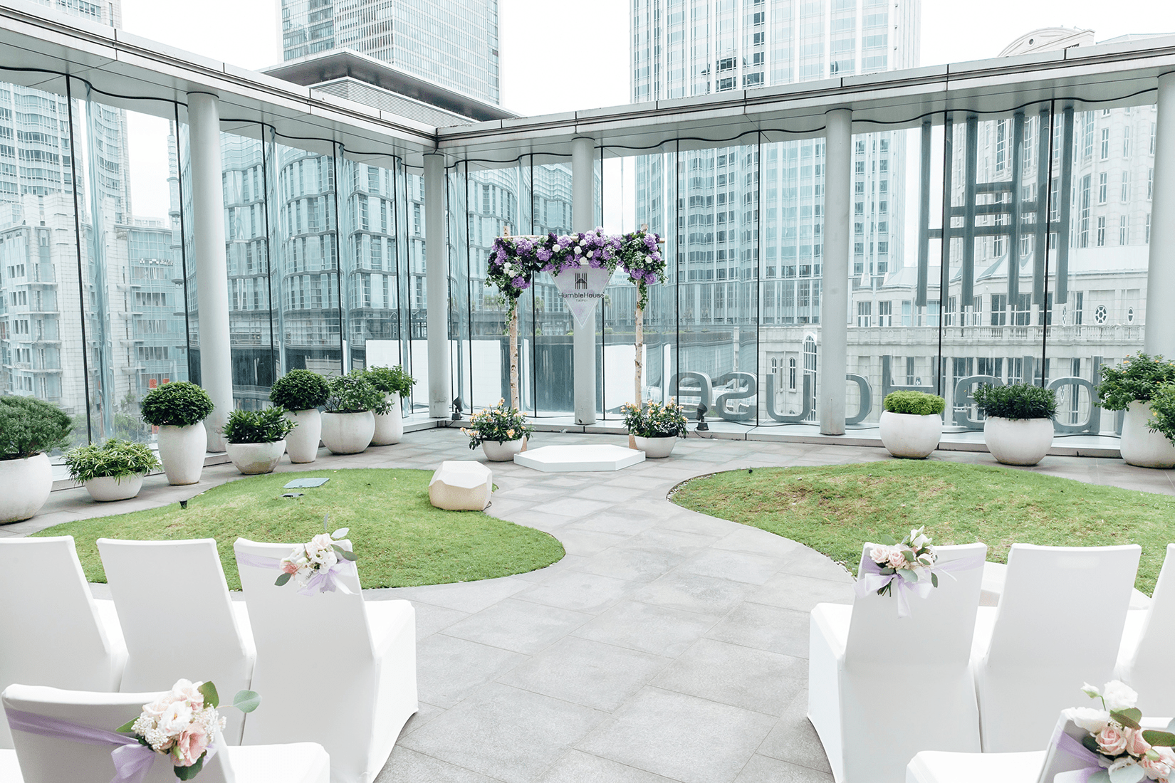 住進台北的溫柔光裡，走進台北艾麗希爾頓，一夜住進信義的光影與木香