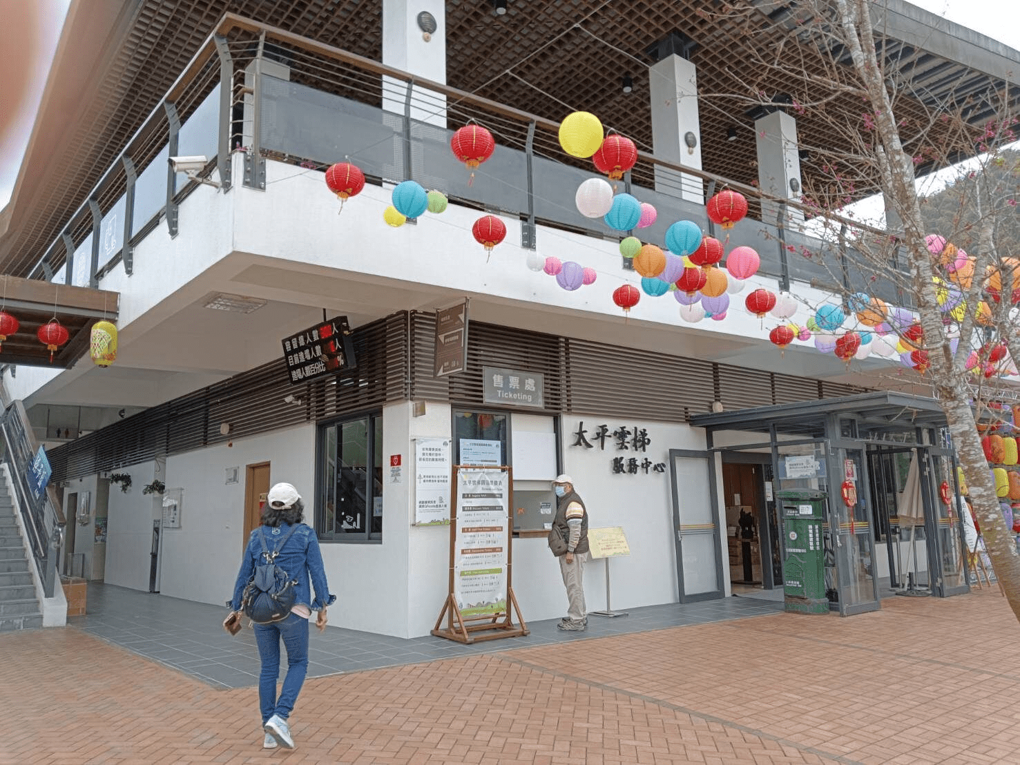 沿著梅山往上走到太平雲梯，山谷像逐漸被拉開的幕布，旅人踩著節奏把風景收入心裡