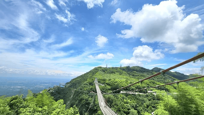 沿著梅山往上走到太平雲梯，山谷像逐漸被拉開的幕布，旅人踩著節奏把風景收入心裡