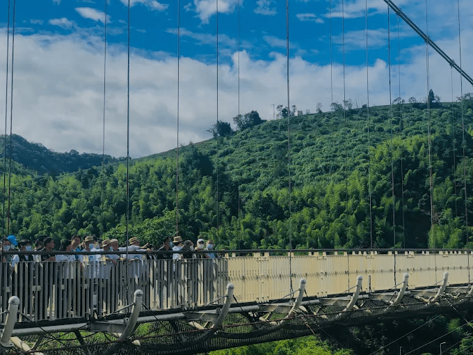 沿著梅山往上走到太平雲梯，山谷像逐漸被拉開的幕布，旅人踩著節奏把風景收入心裡
