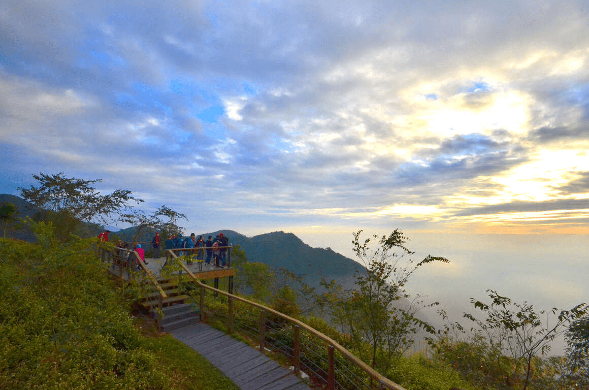 沿著梅山往上走到太平雲梯，山谷像逐漸被拉開的幕布，旅人踩著節奏把風景收入心裡