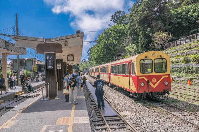 在奮起湖的山谷霧氣中慢慢前行，用步道與老街香氣把旅程鋪成一段輕柔又深刻的假期