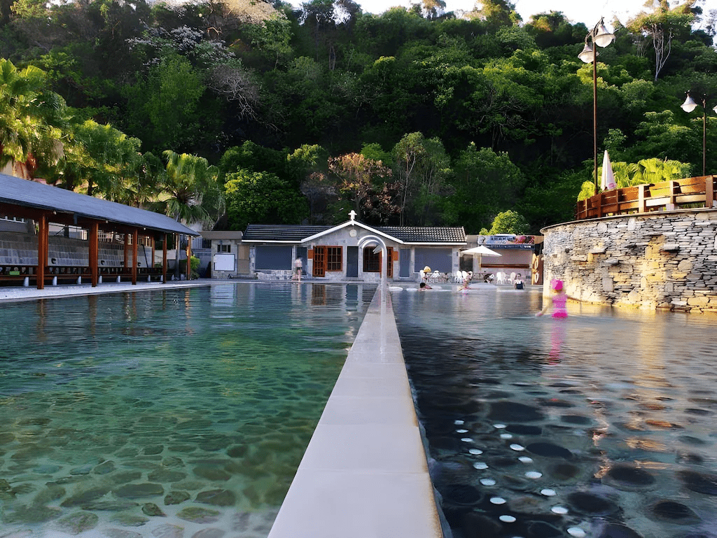 隨著山風吹過台東知本的溫泉區，感受暖湯、樹影與水聲交錯的節奏，讓身心都在此刻安靜下來