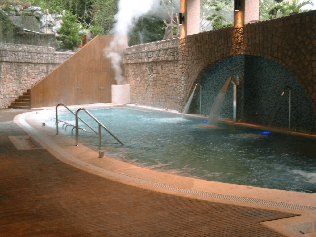 隨著山風吹過台東知本的溫泉區，感受暖湯、樹影與水聲交錯的節奏，讓身心都在此刻安靜下來