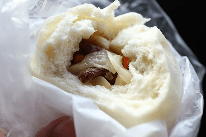 隨著山風吹過台東知本的溫泉區，感受暖湯、樹影與水聲交錯的節奏，讓身心都在此刻安靜下來