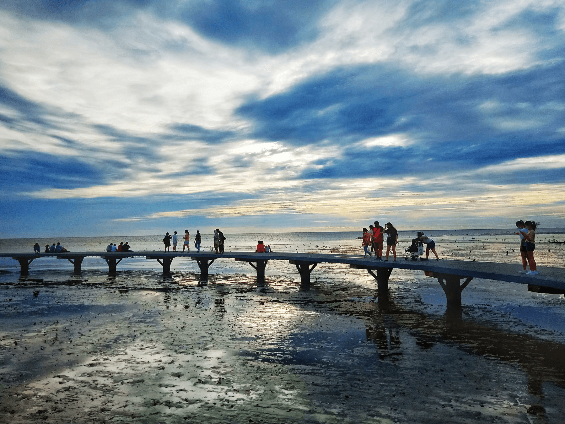 從新竹市區散步到山線老街,讓光影、海聲與人情味帶你走完一趟柔柔的景點旅程