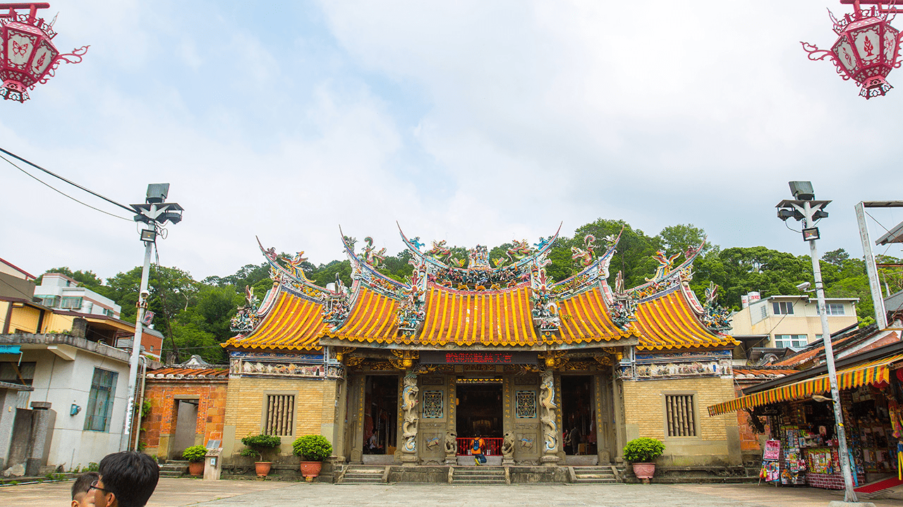 在微暖陽光下沿著北埔老街漫步，走進慈天宮聽見老街緩慢而動人的生活氣息