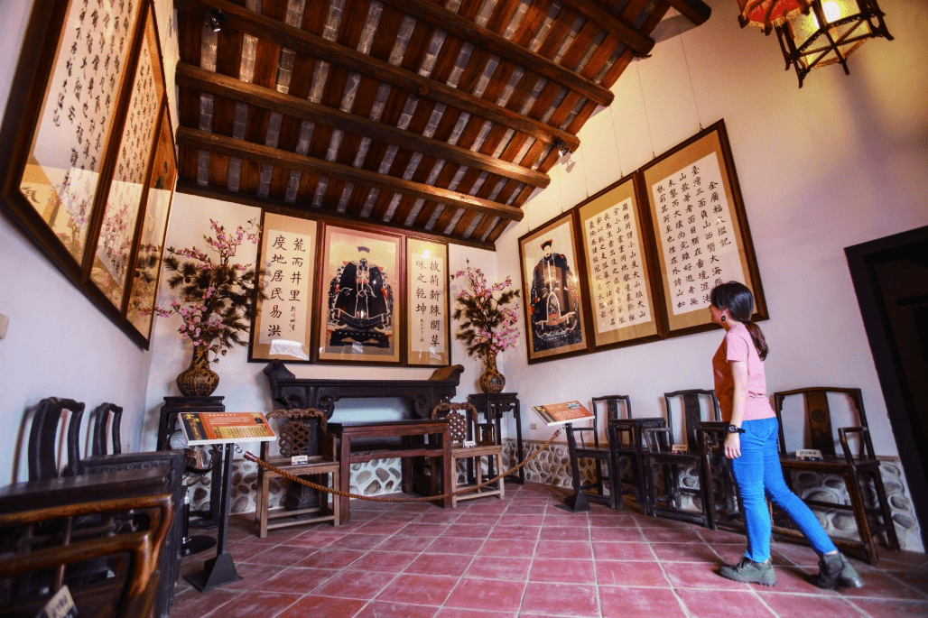 在微暖陽光下沿著北埔老街漫步，走進慈天宮聽見老街緩慢而動人的生活氣息