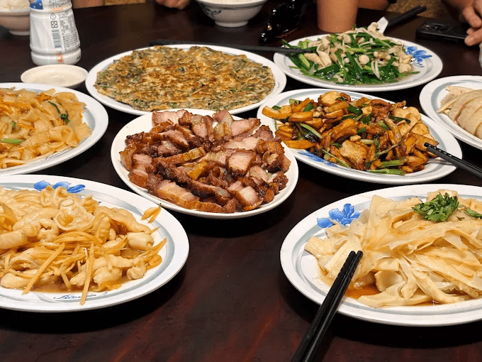 在微暖陽光下沿著北埔老街漫步，走進慈天宮聽見老街緩慢而動人的生活氣息