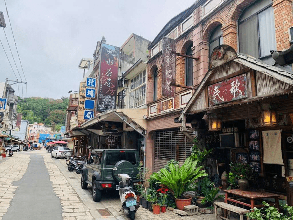 在微暖陽光下沿著北埔老街漫步，走進慈天宮聽見老街緩慢而動人的生活氣息