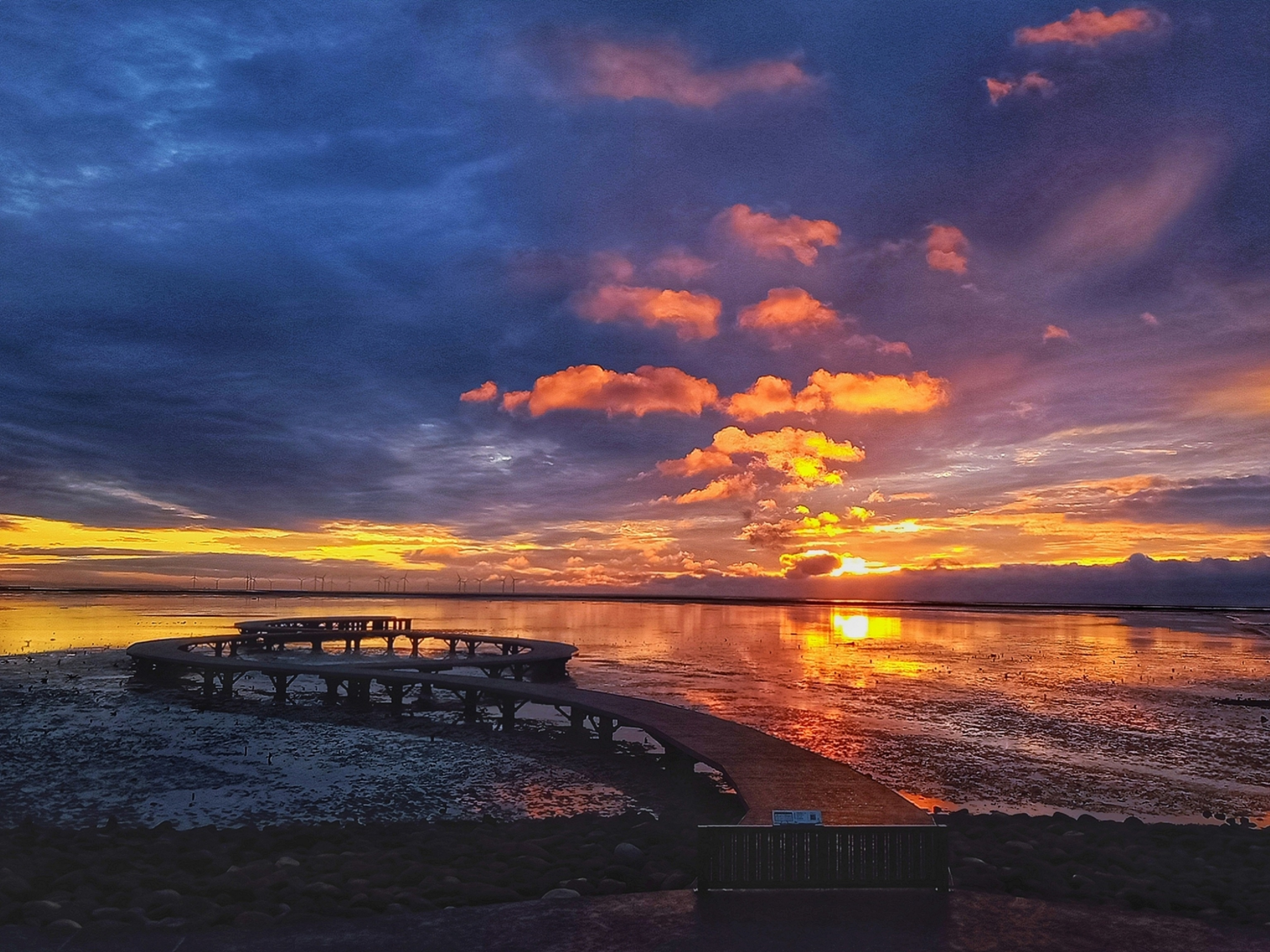 在午後的風裡騎上 17 公里海岸線，把新竹海岸風景區的光與海都收進今天的節奏