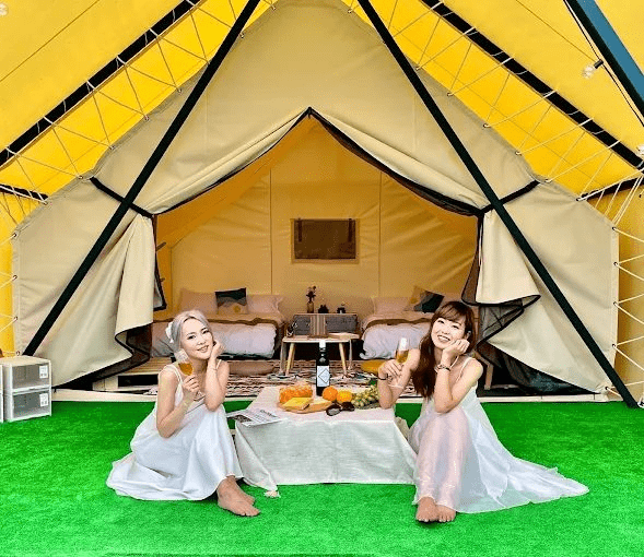 沿著苗栗、桃園到南投的山徑展開懶人露營之旅，隨著帳篷亮起的微光把自己交給夜色的溫柔