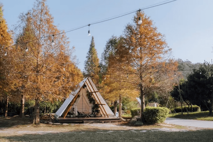 沿著苗栗、桃園到南投的山徑展開懶人露營之旅，隨著帳篷亮起的微光把自己交給夜色的溫柔