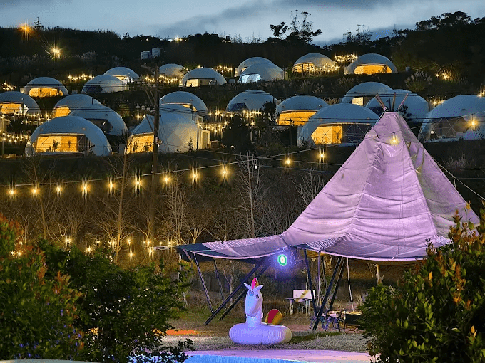 沿著苗栗、桃園到南投的山徑展開懶人露營之旅，隨著帳篷亮起的微光把自己交給夜色的溫柔