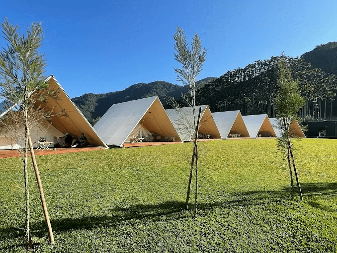 沿著苗栗、桃園到南投的山徑展開懶人露營之旅，隨著帳篷亮起的微光把自己交給夜色的溫柔