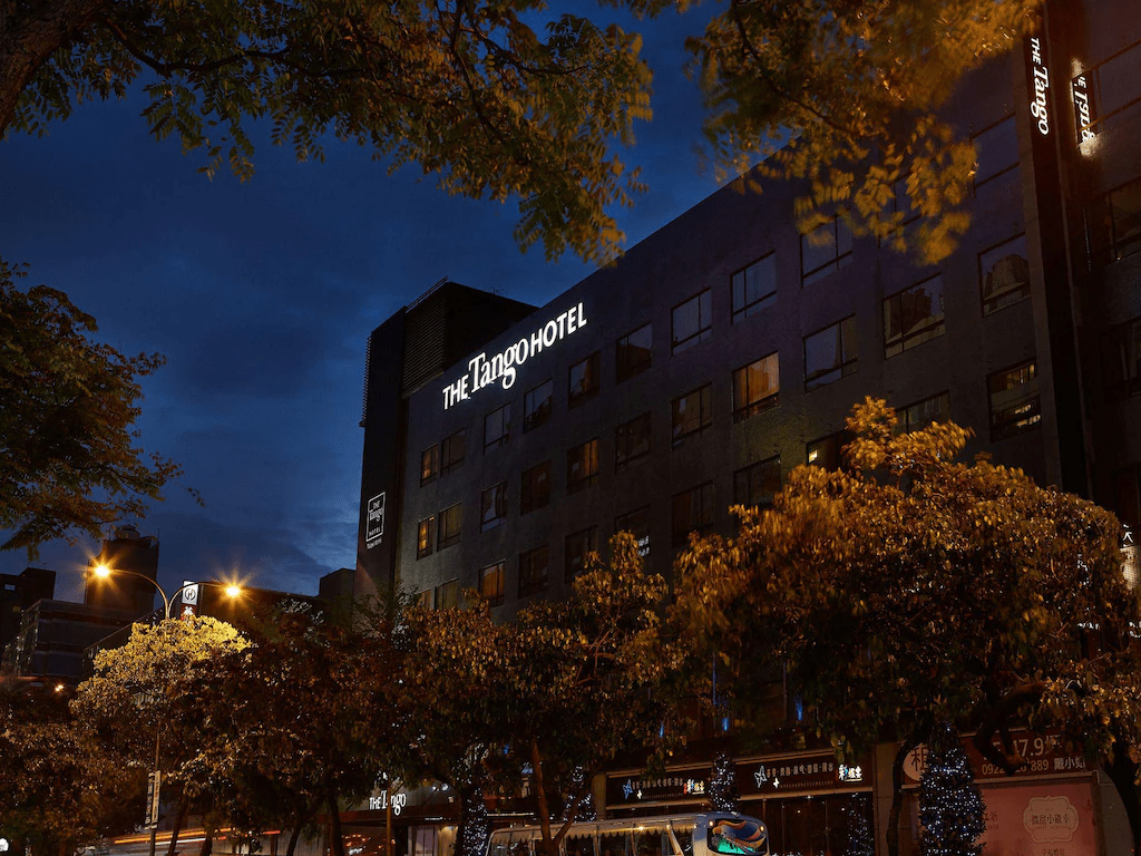 走進台北的夜色裡，從天閣酒店緩緩啟程，沿著捷運線把景點與味道一一收進行囊