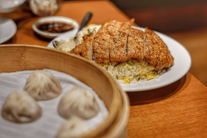 走進台北的夜色裡，從天閣酒店緩緩啟程，沿著捷運線把景點與味道一一收進行囊