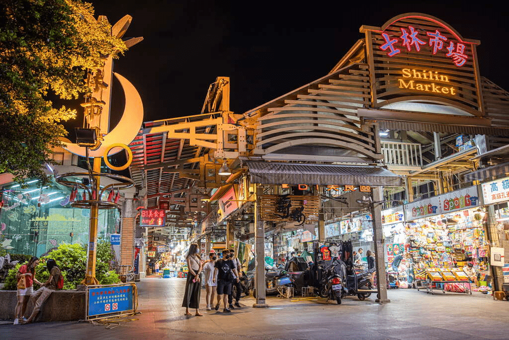 走進台北的夜色裡，從天閣酒店緩緩啟程，沿著捷運線把景點與味道一一收進行囊