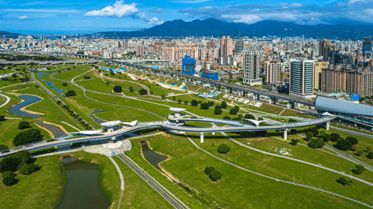 走進城市的綠色縫隙，新北大都會公園散步記，一片大草地療癒整座城市