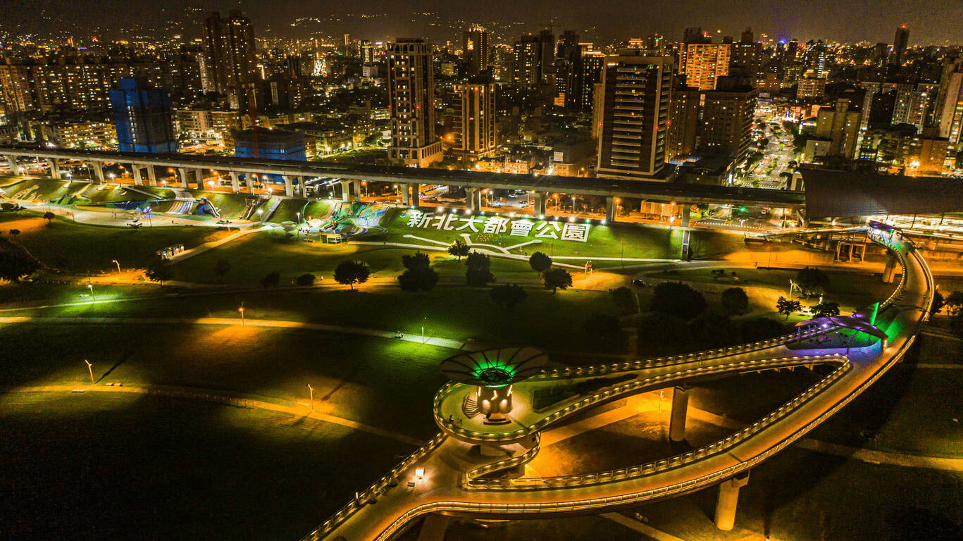 走進城市的綠色縫隙，新北大都會公園散步記，一片大草地療癒整座城市