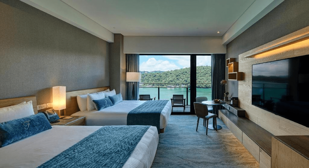 趁著季節轉涼走進日月潭，把湖畔溫泉住宿的暖意收進旅程的節奏裡