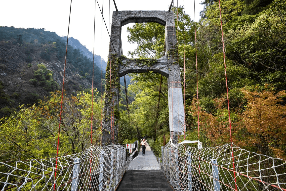 在秋風吹過山谷的午後出發，用谷關溫泉的滑潤暖湯替自己留下一段靜下來的時間