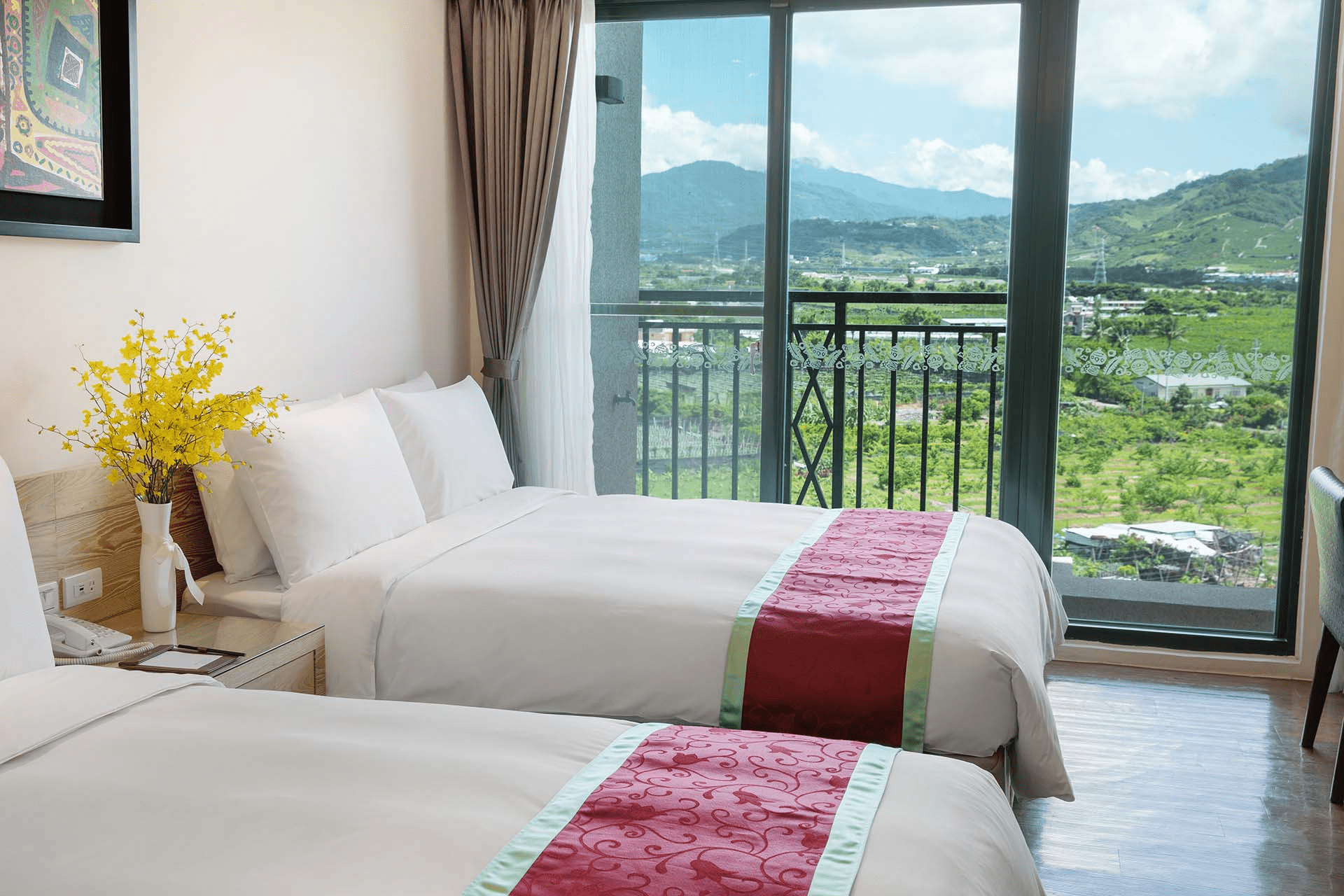 台東的夜晚很溫暖，選一間能讓旅程變得溫柔的住宿，睡進台東的風景裡