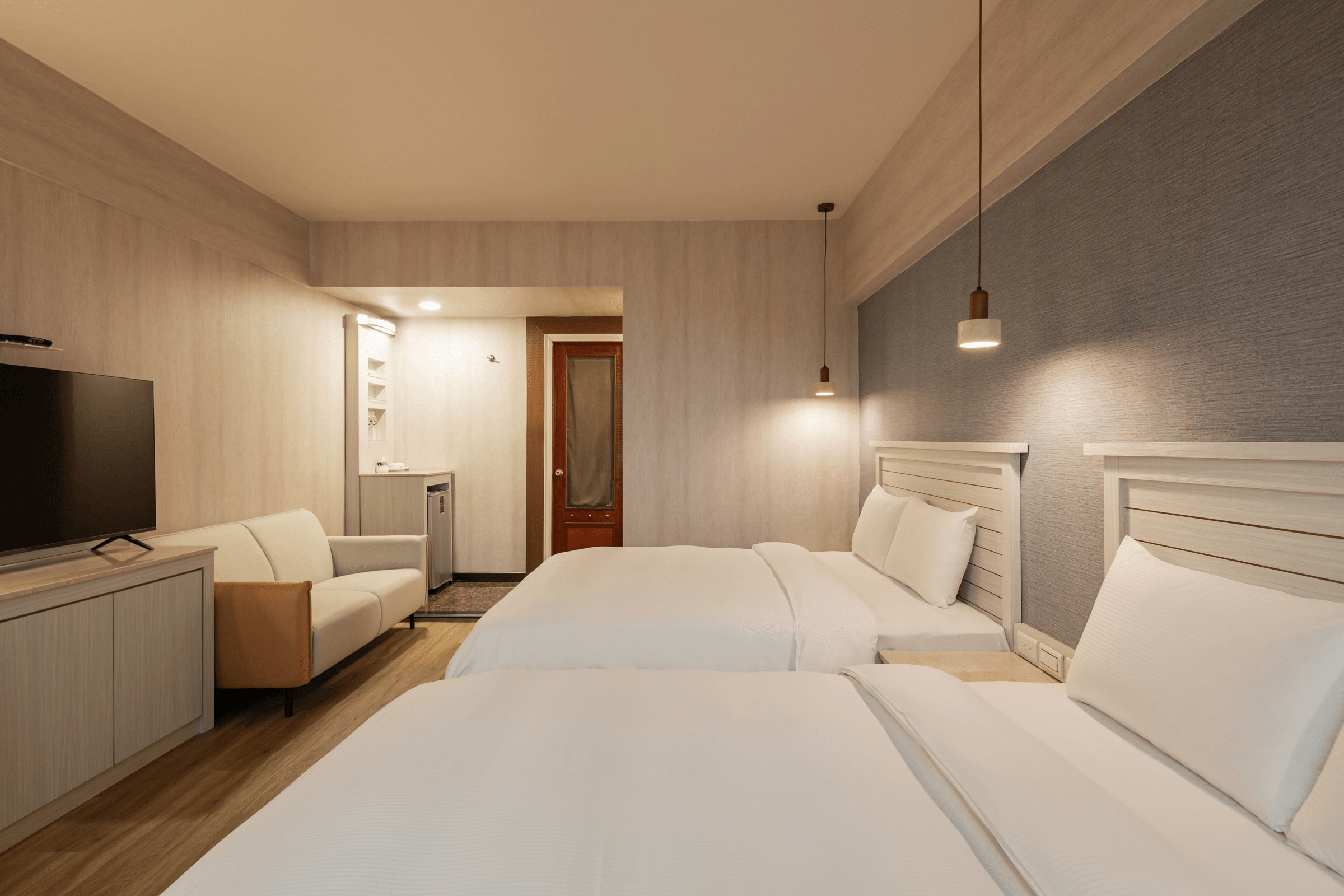 台東的夜晚很溫暖，選一間能讓旅程變得溫柔的住宿，睡進台東的風景裡